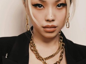 十九岁女 rapper 怀揣音乐梦想勇闯嘻哈世界：用才华征服舞台