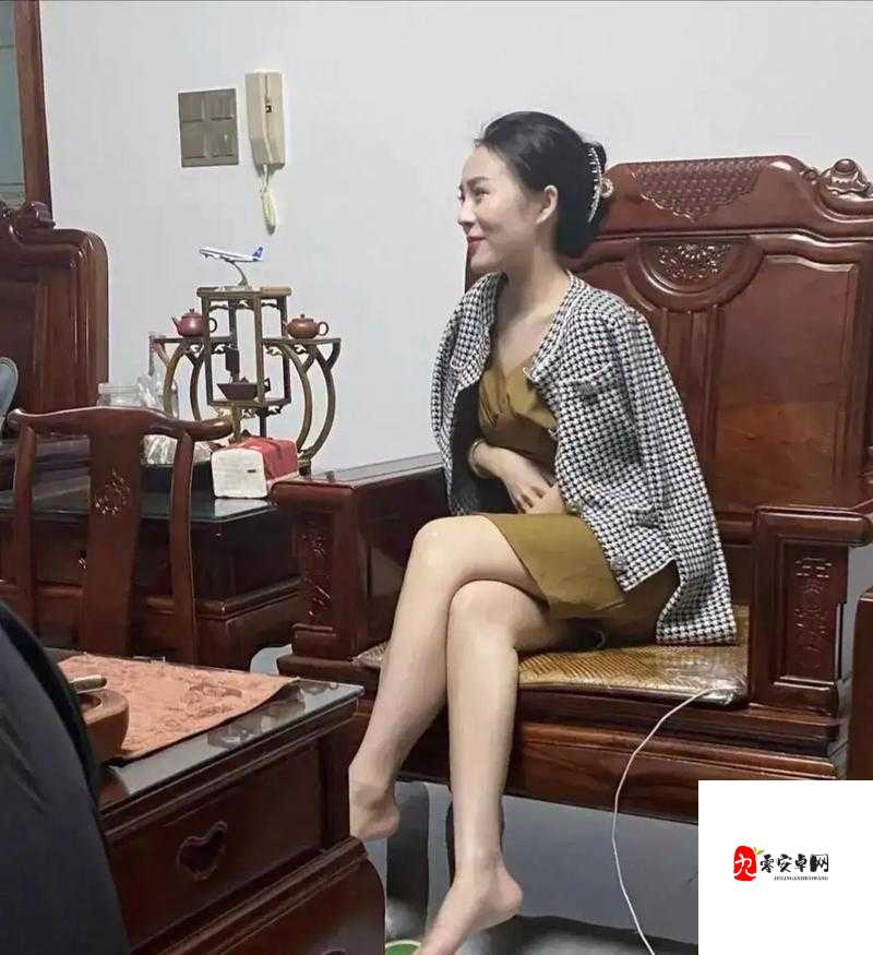 偷偷跟女朋友妈妈聊天正常吗：探讨这种行为背后的原因与影响