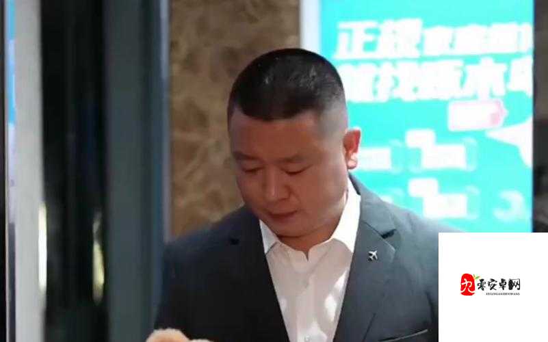 胖熊叔回酒店与小熊交流：温馨互动，尽显关爱