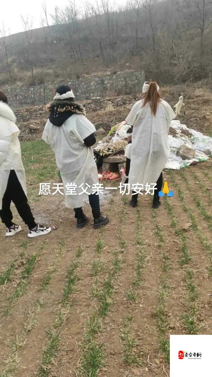 女儿冒雨为船上的父亲精心送饭尽显浓浓亲情