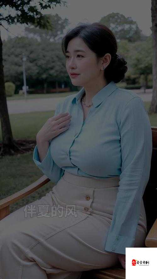 美艳人妻厨房翘臀：家庭主妇的别样风情